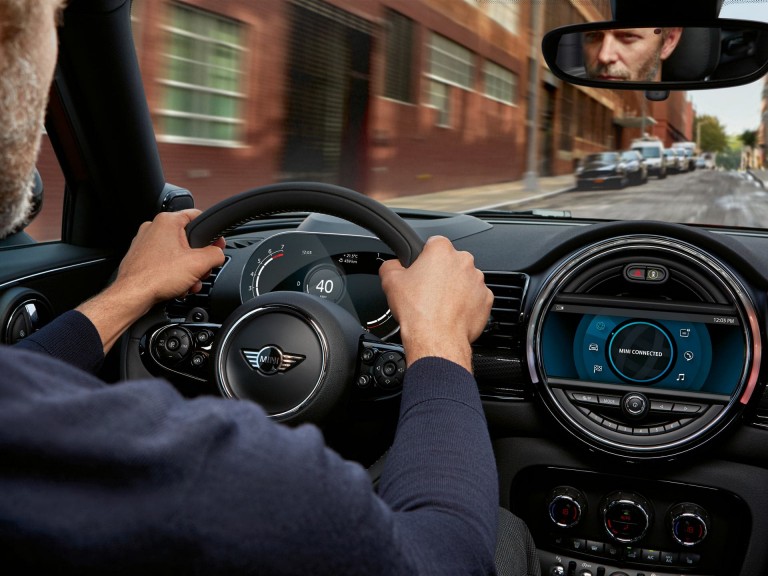 MINI Connected – cockpit and dash – centre instrument and colour screen 