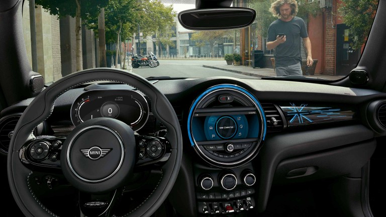 MINI Connected – cockpit and dash – centre instrument and colour screen 